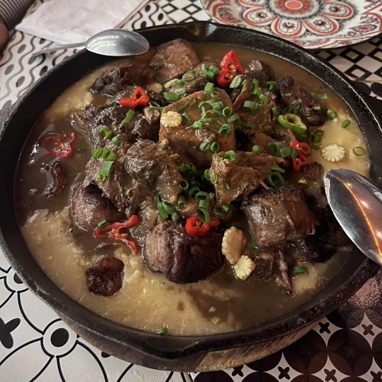 Osobuco y arroz caldoso de maíz y plátano maduro