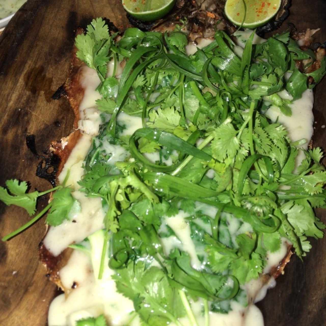 pesca del día acompañado de rugula, mantequilla de ajo