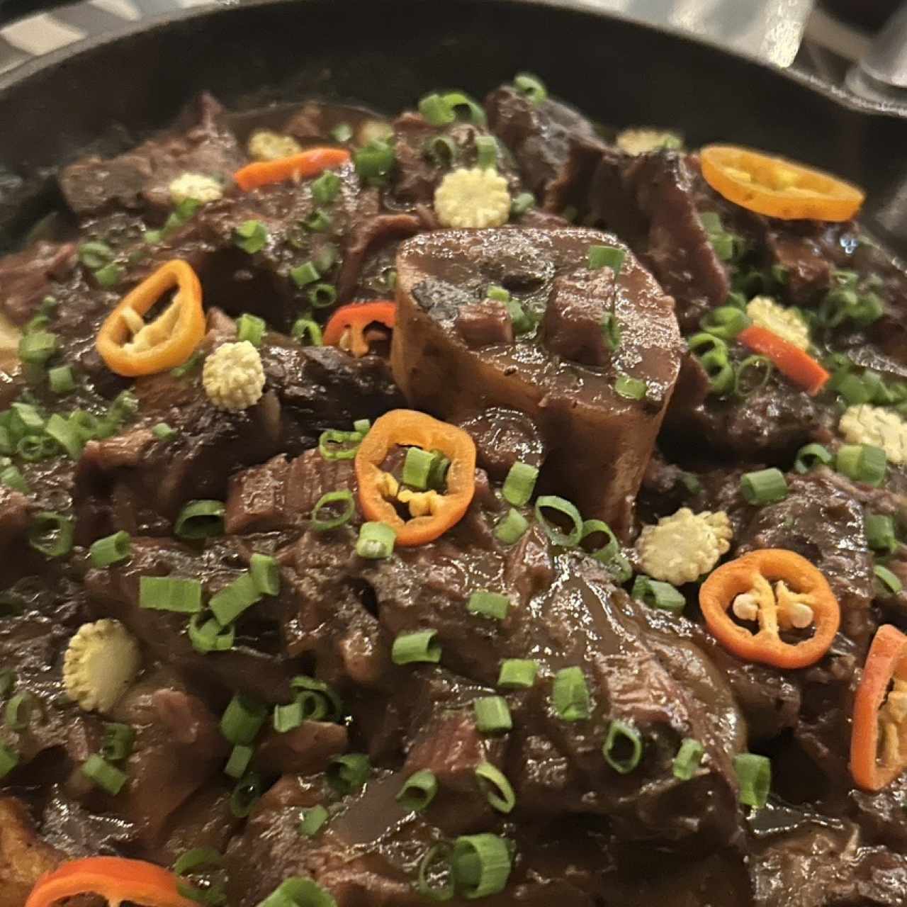 Osobuco y arroz caldoso de maíz y plátano maduro