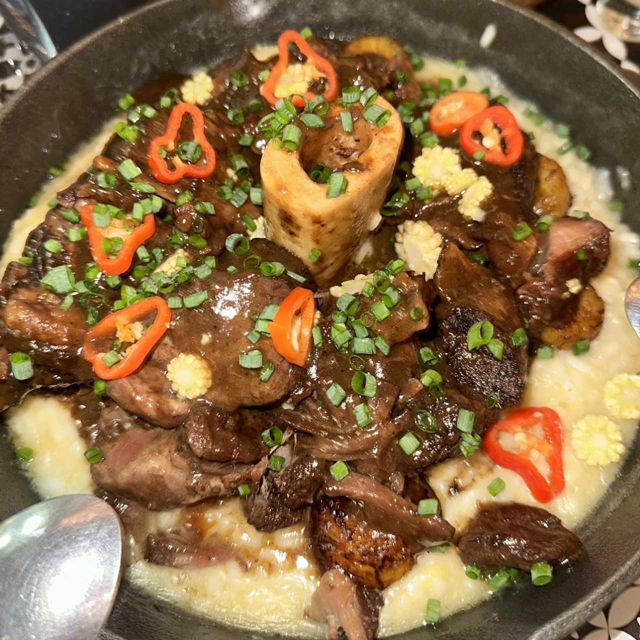 Osobuco y arroz caldoso de maíz y plátano maduro