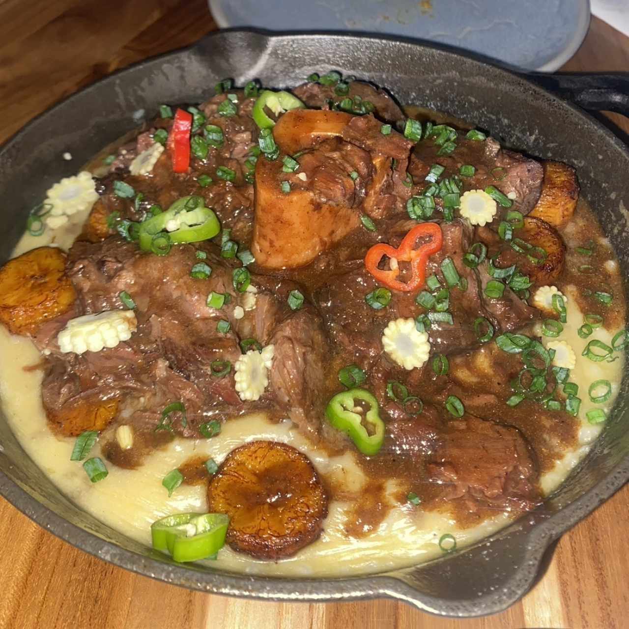 Osobuco y arroz caldoso de maíz y plátano maduro