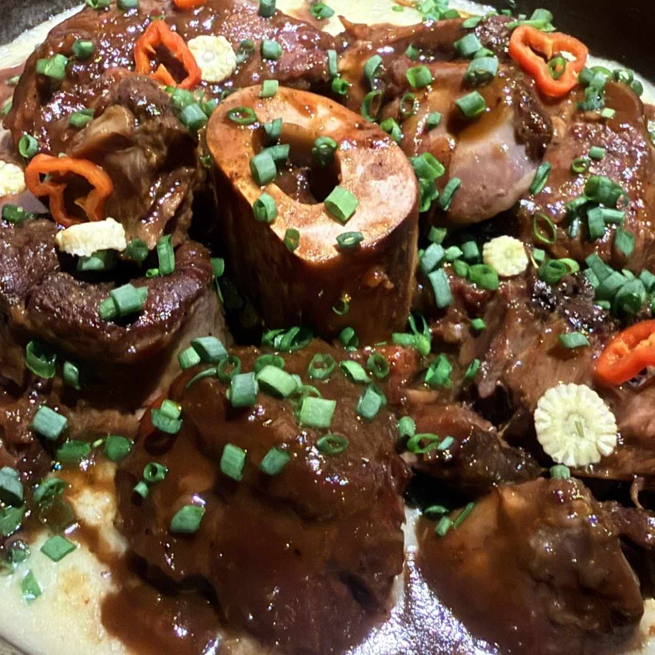 Osobuco y arroz caldoso de maíz y plátano maduro