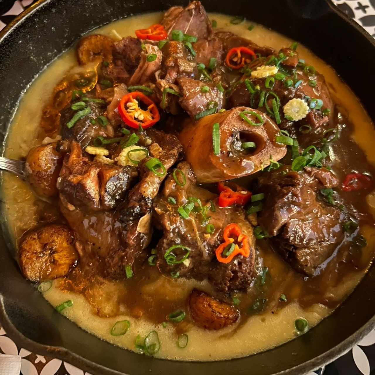 Osobuco y arroz caldoso de maíz y plátano maduro