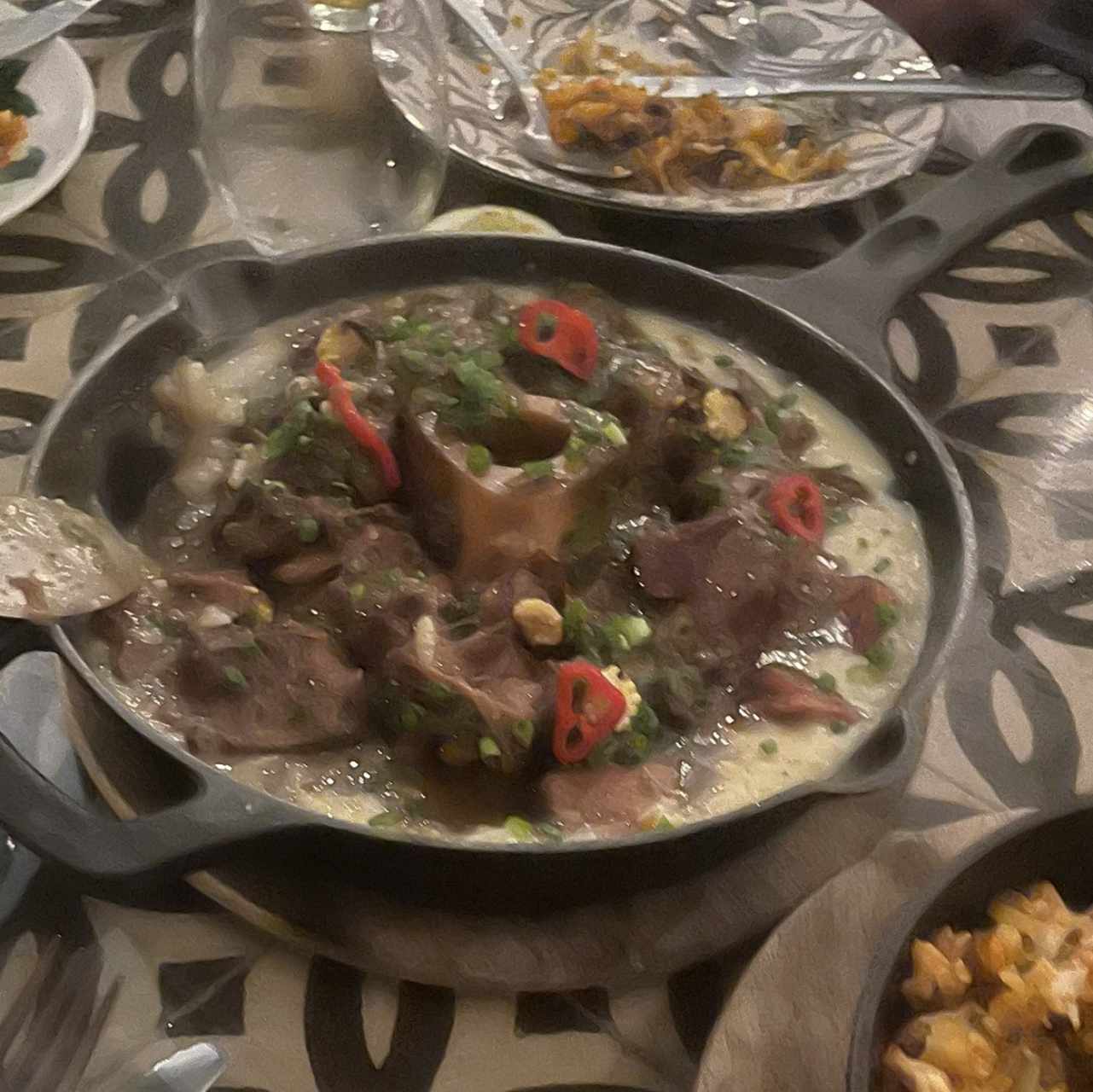 Osobuco y arroz caldoso de maíz y plátano maduro