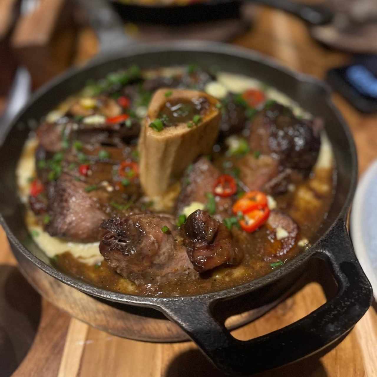 Osobuco y arroz caldoso de maíz y plátano maduro