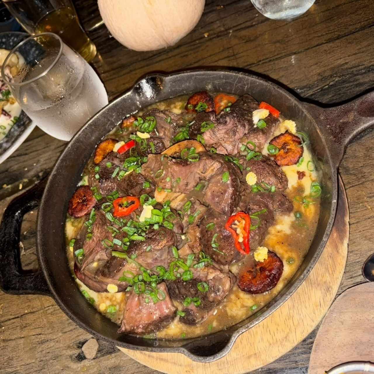 Osobuco y arroz caldoso de maíz y plátano maduro