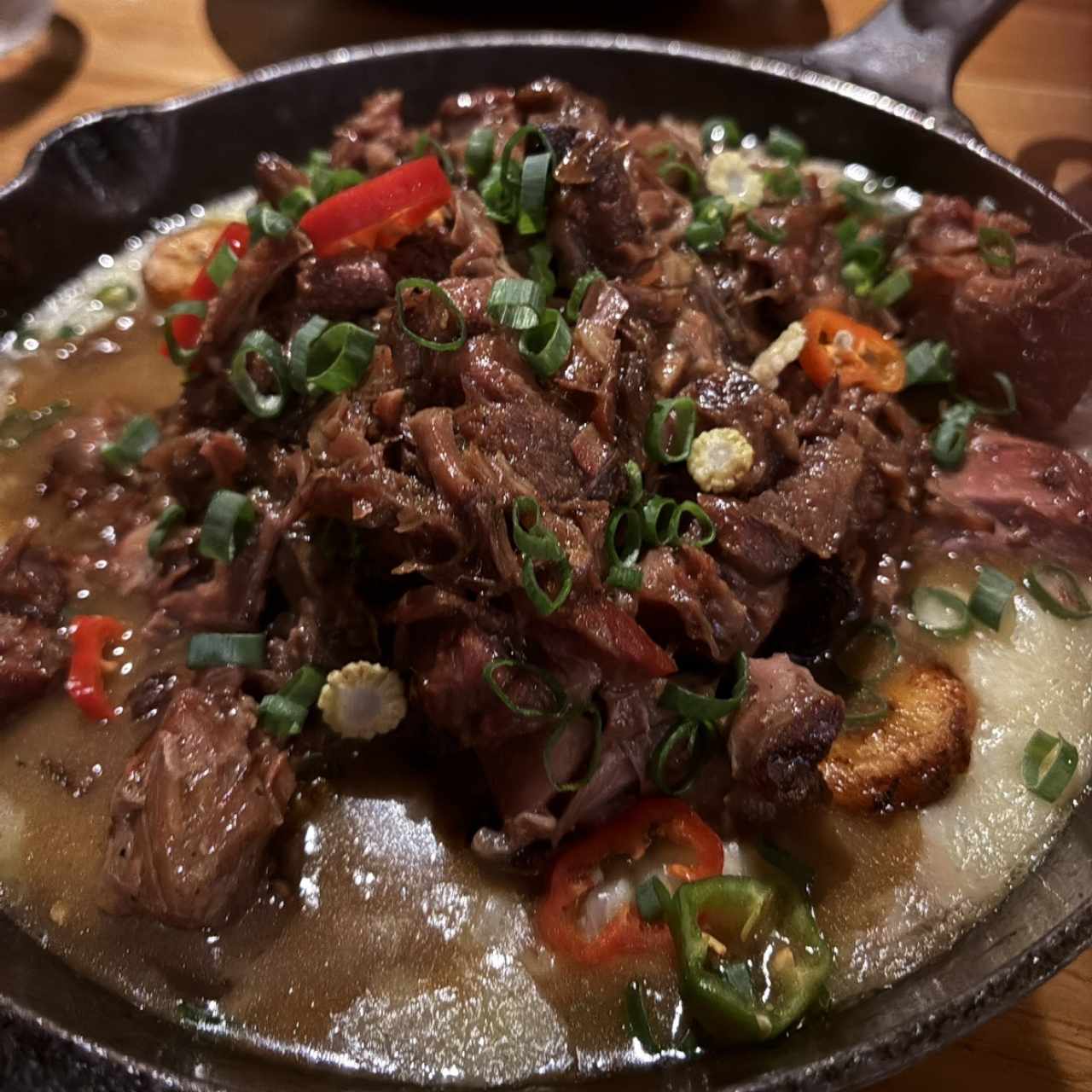 Osobuco y arroz caldoso de maíz y plátano maduro