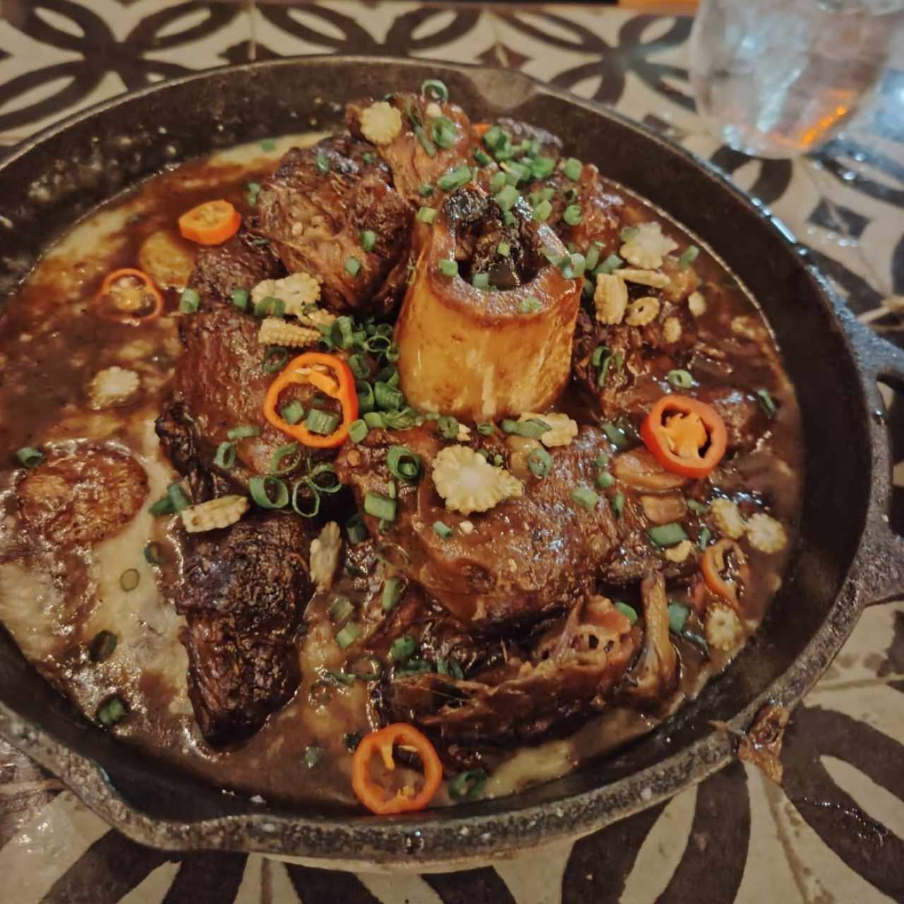 Osobuco y arroz caldoso de maíz y plátano maduro