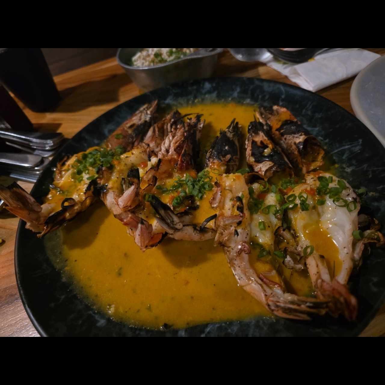1 libra de langostinos al carbón 