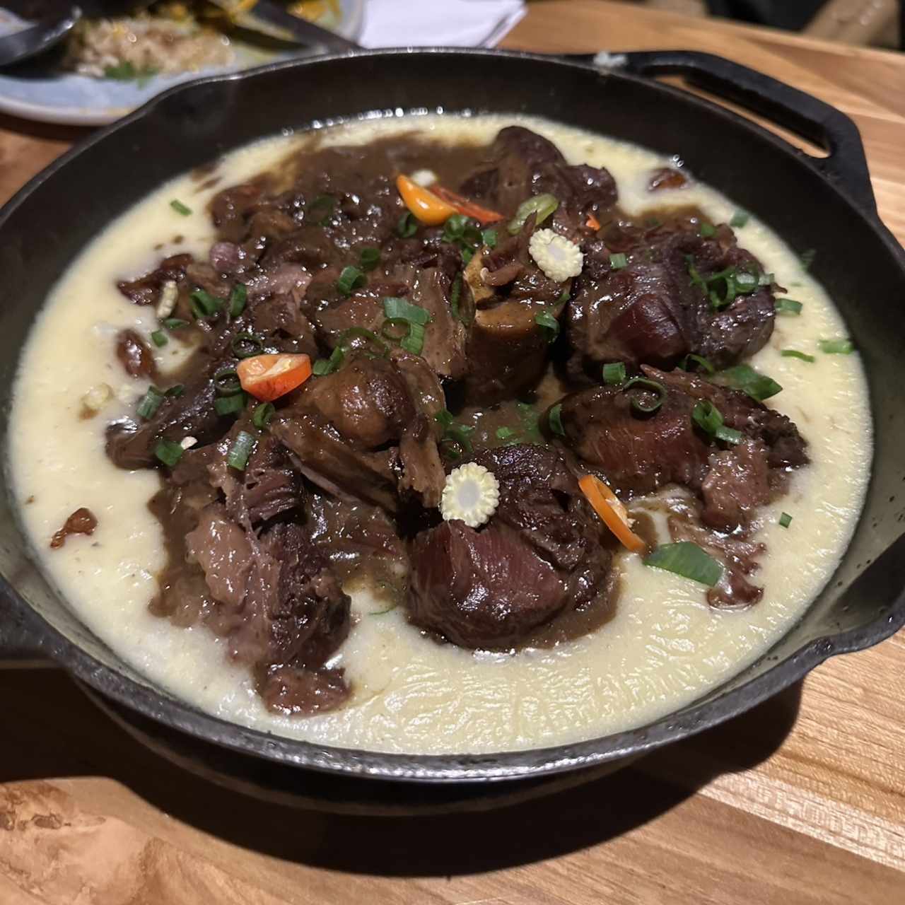 Osobuco y arroz caldoso de maíz y plátano maduro