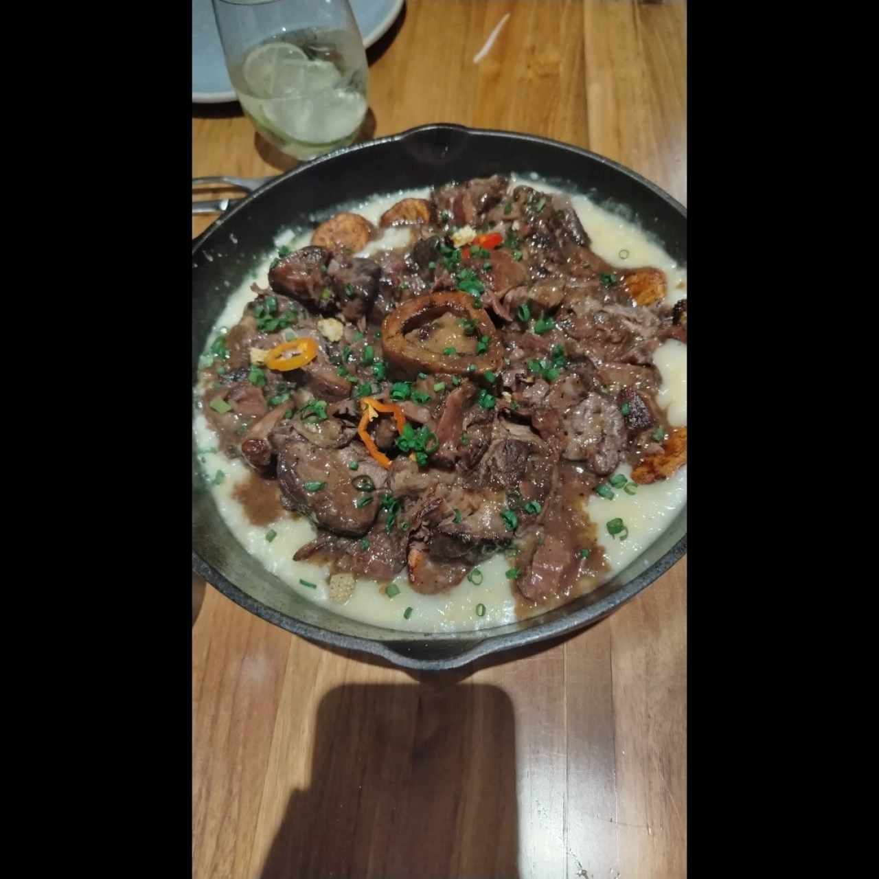 Osobuco y arroz caldoso de maíz y plátano maduro