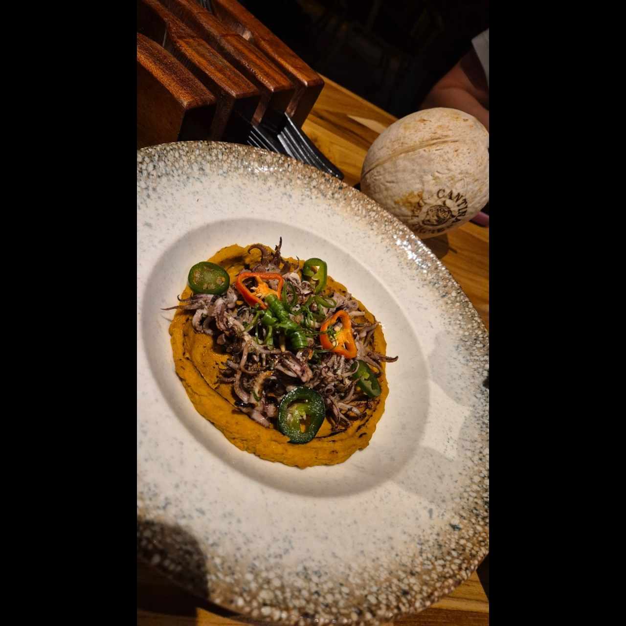 Hummus de Frijol blanco con Arañitas al Carbón
