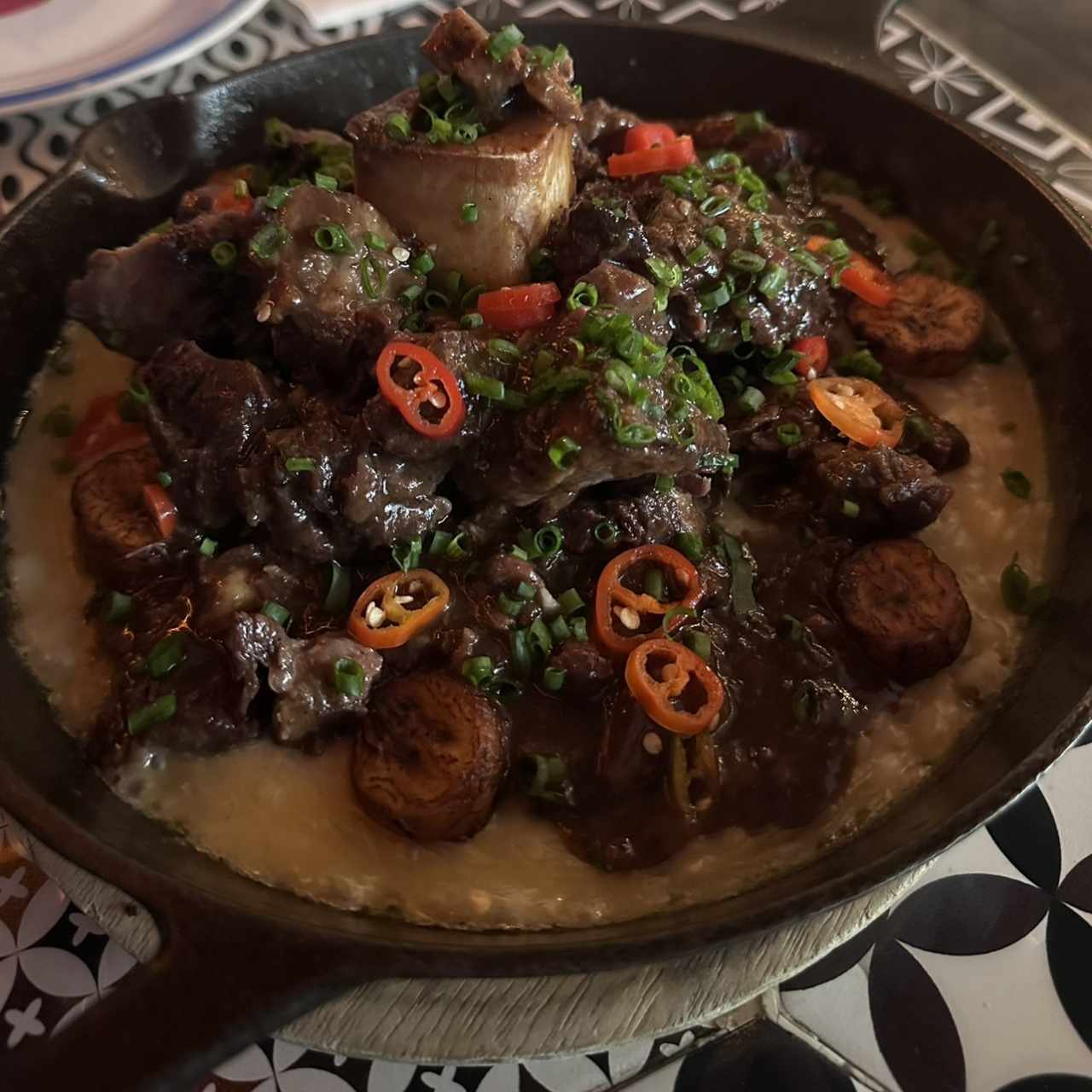 Osobuco y arroz caldoso de maíz y plátano maduro