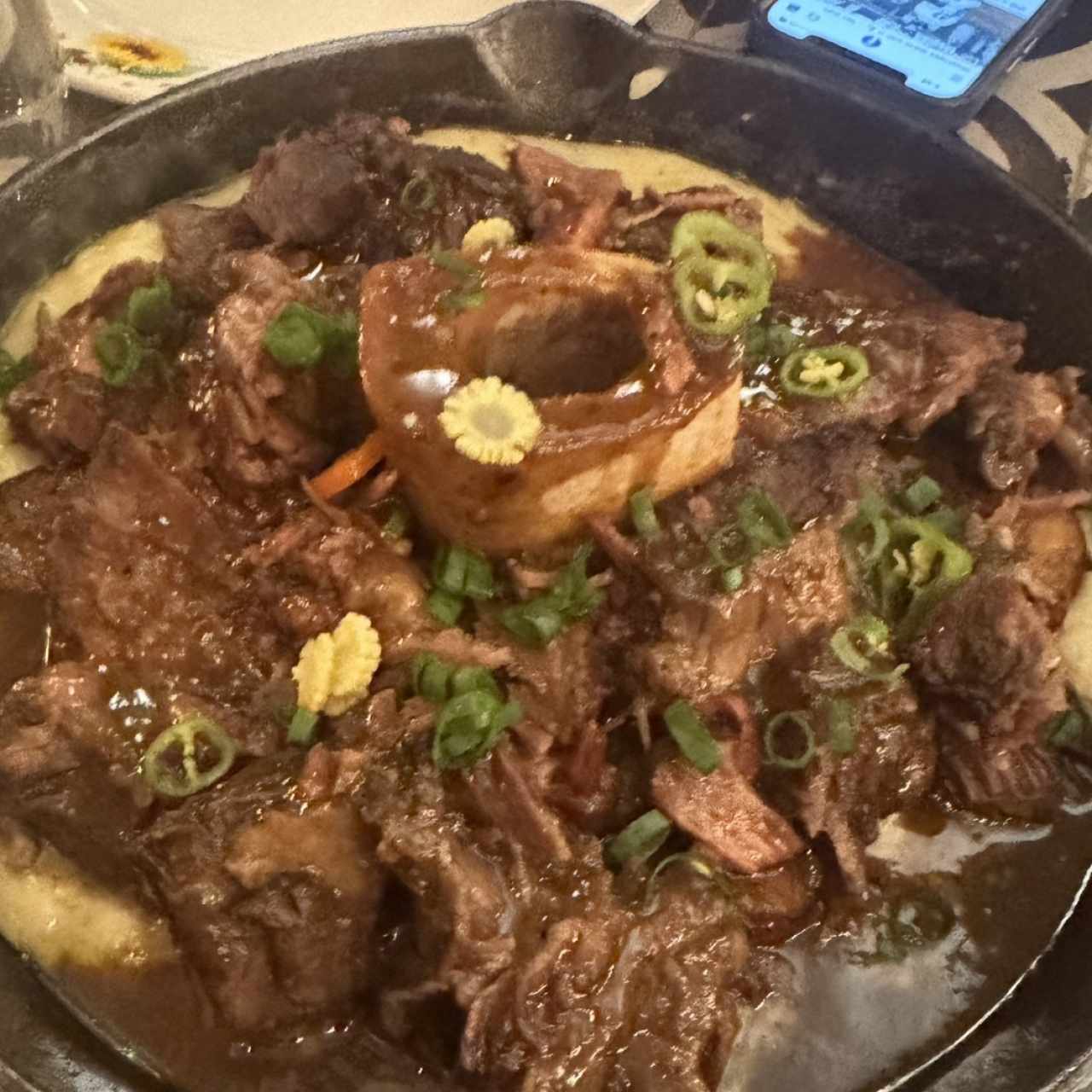 Osobuco y arroz caldoso de maíz y plátano maduro