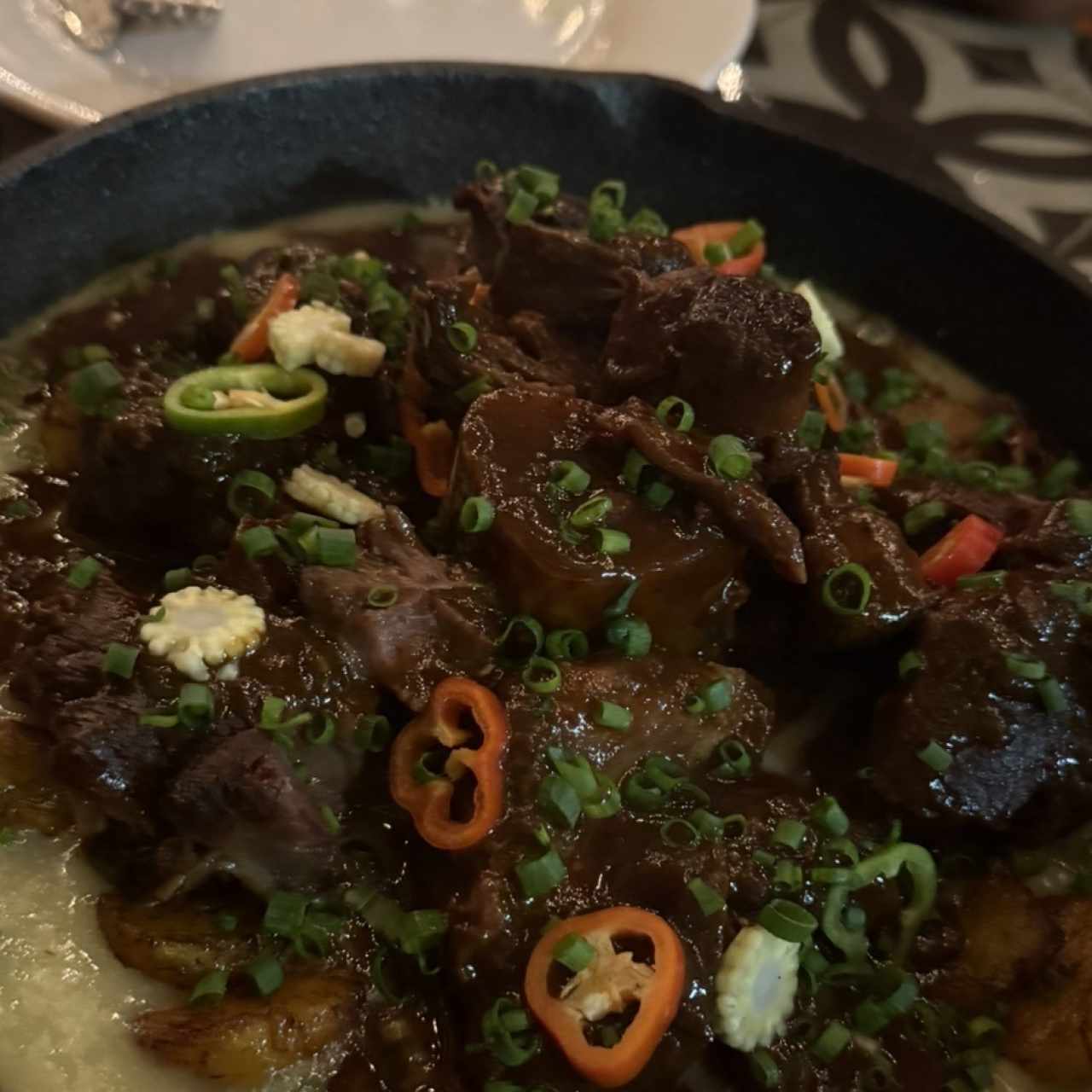 Osobuco y arroz caldoso de maíz y plátano maduro