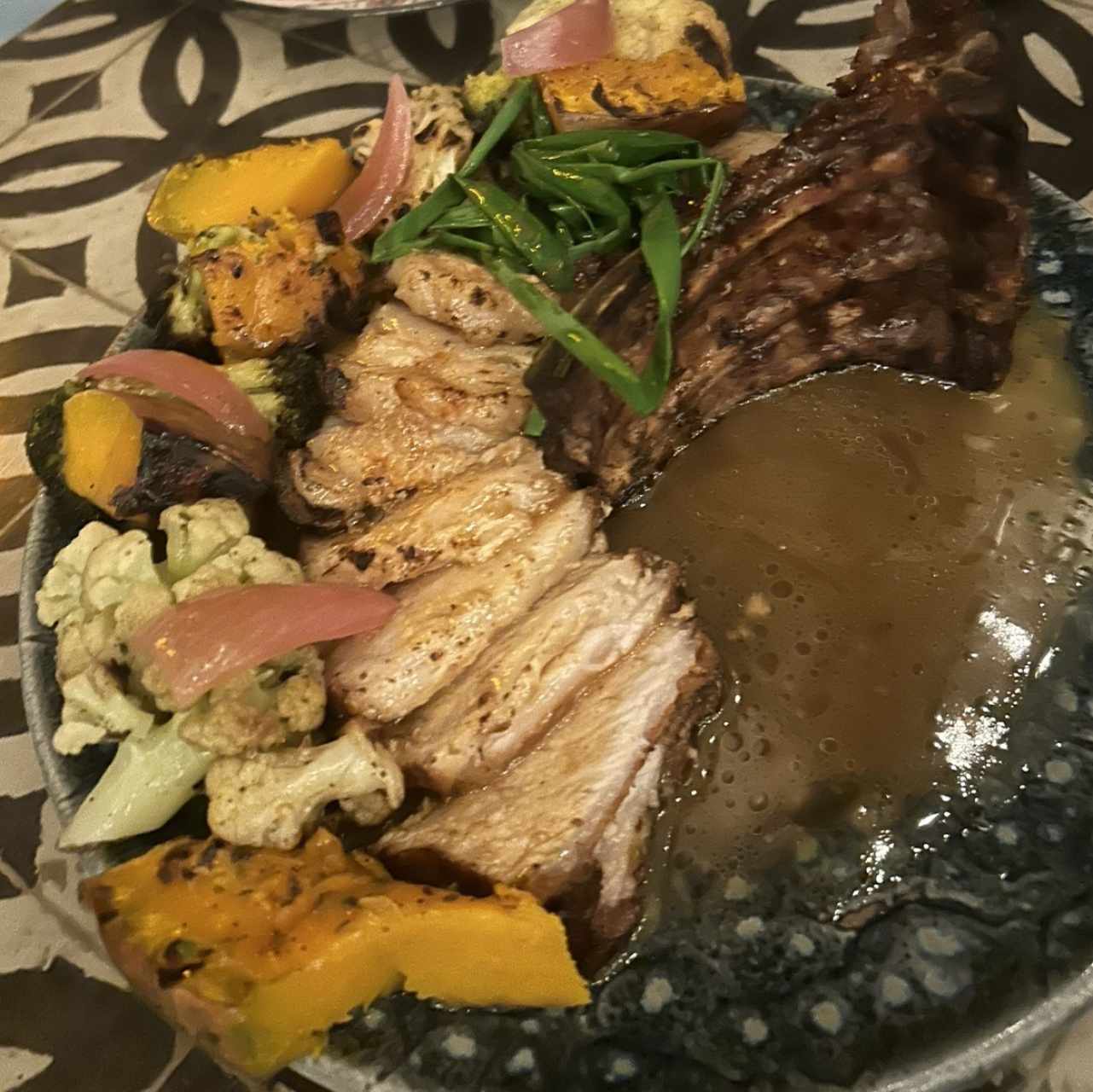 Chuletón de cerdo al carbón