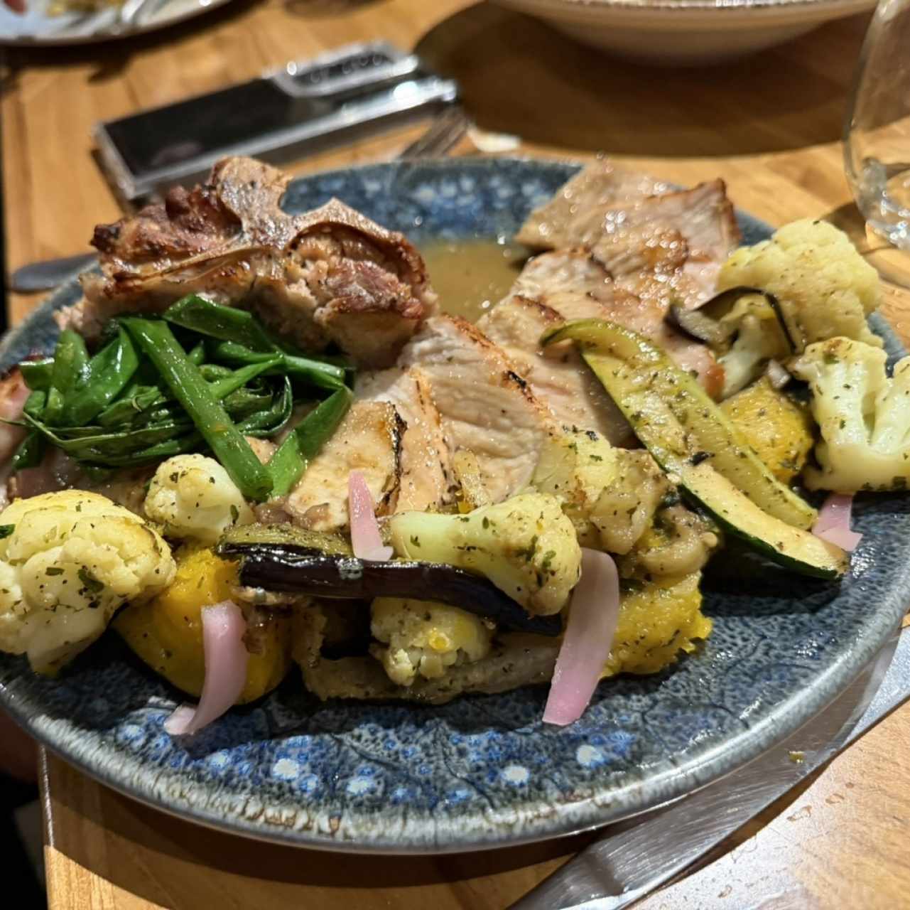 Chuletón de cerdo al carbón