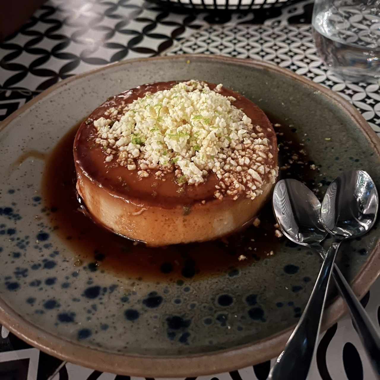 Flan de café con queso blanco y ralladura de limón