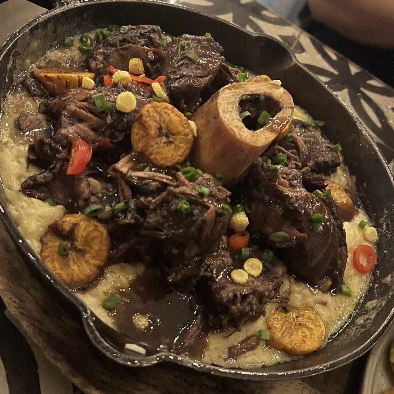 Osobuco y arroz caldoso de maíz y plátano maduro