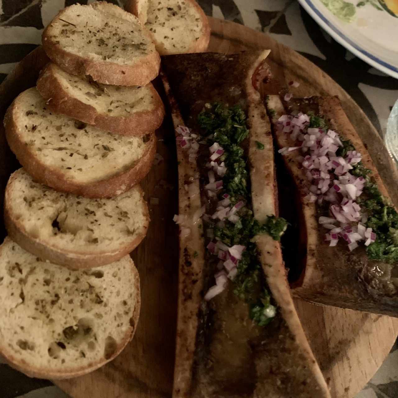 Osobuco y arroz caldoso de maíz y plátano maduro