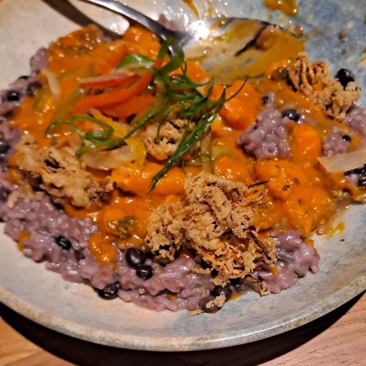 Guacho con guandú, coco y mariscos