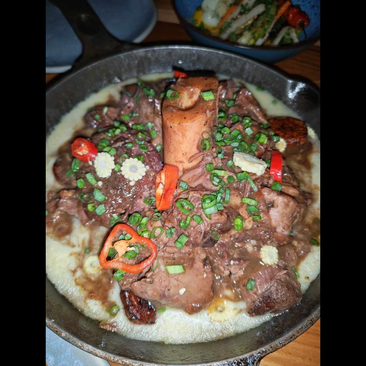 Osobuco y arroz caldoso de maíz y plátano maduro