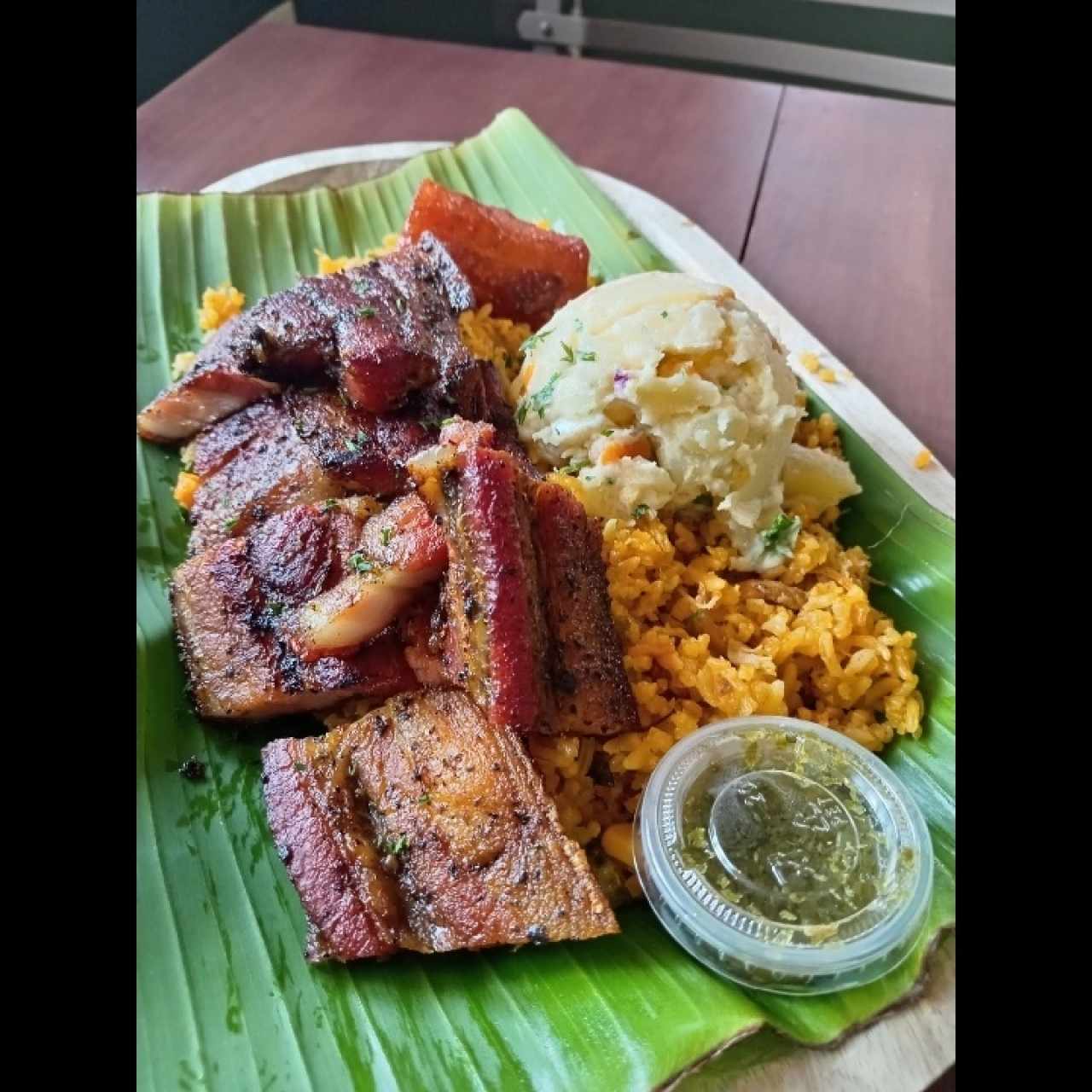 Arroz con pollo, costillas ahumadas. 