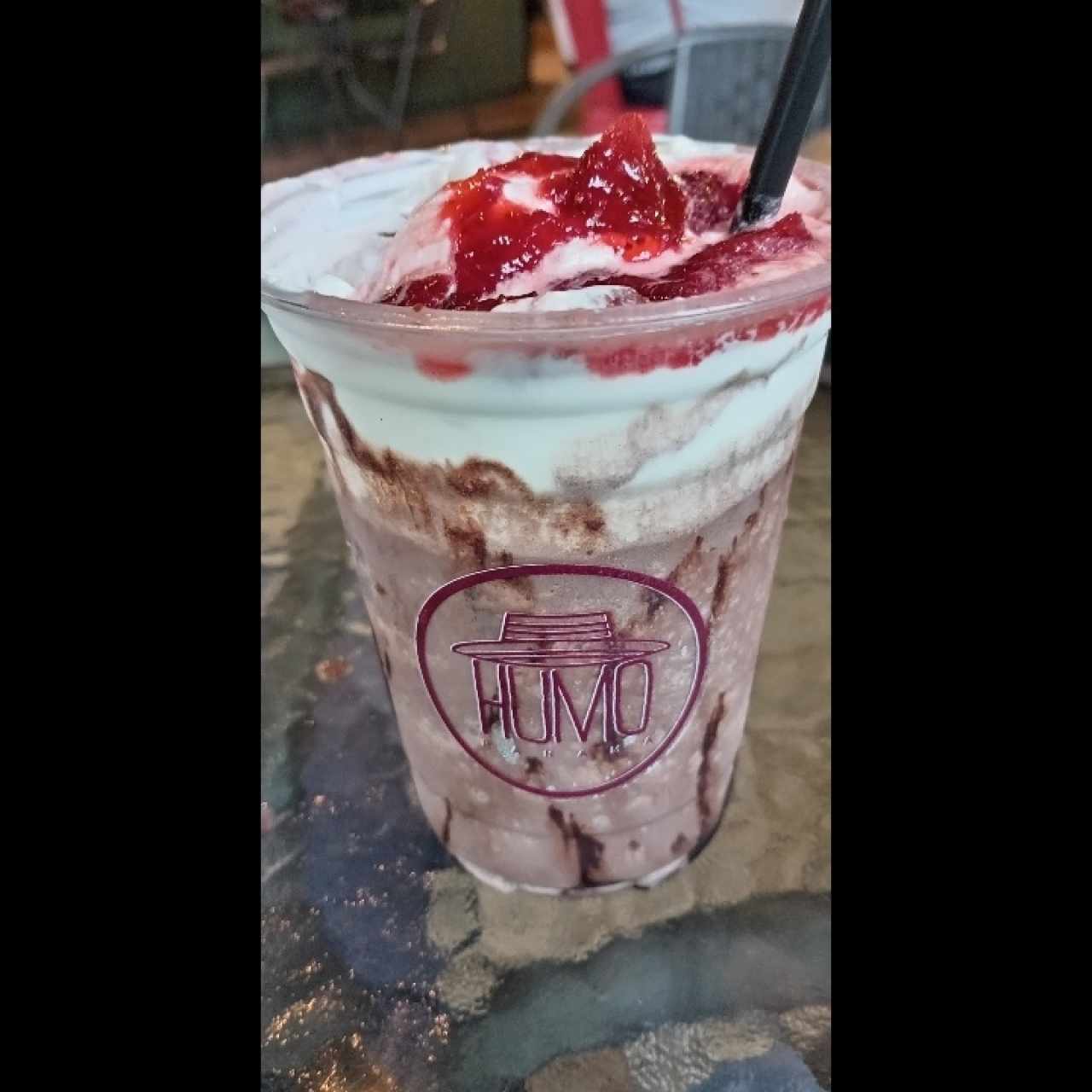 Frappe de fresas con crema y chocolate 