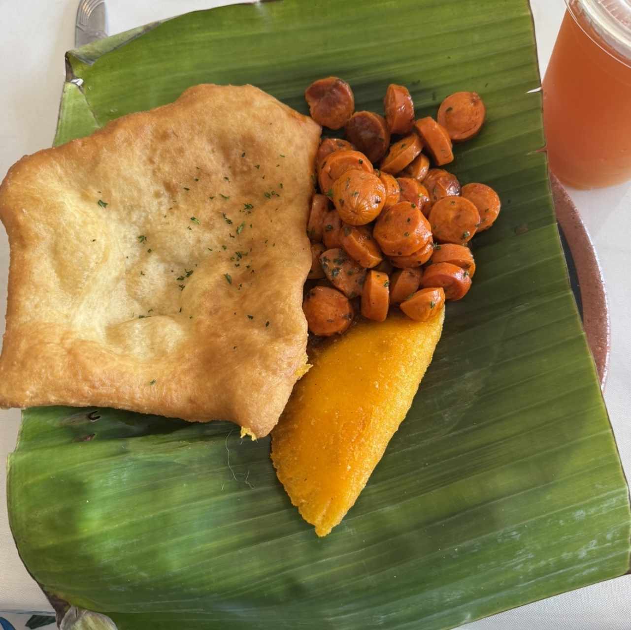 Hojaldre, empanada y salchicha guisada