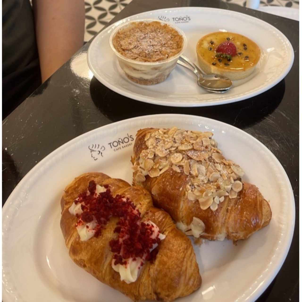 Croissant y tarta de maracuyá