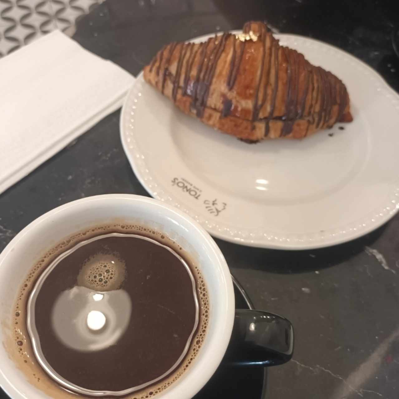 Croissant de Chocolate y Café ☕️ 