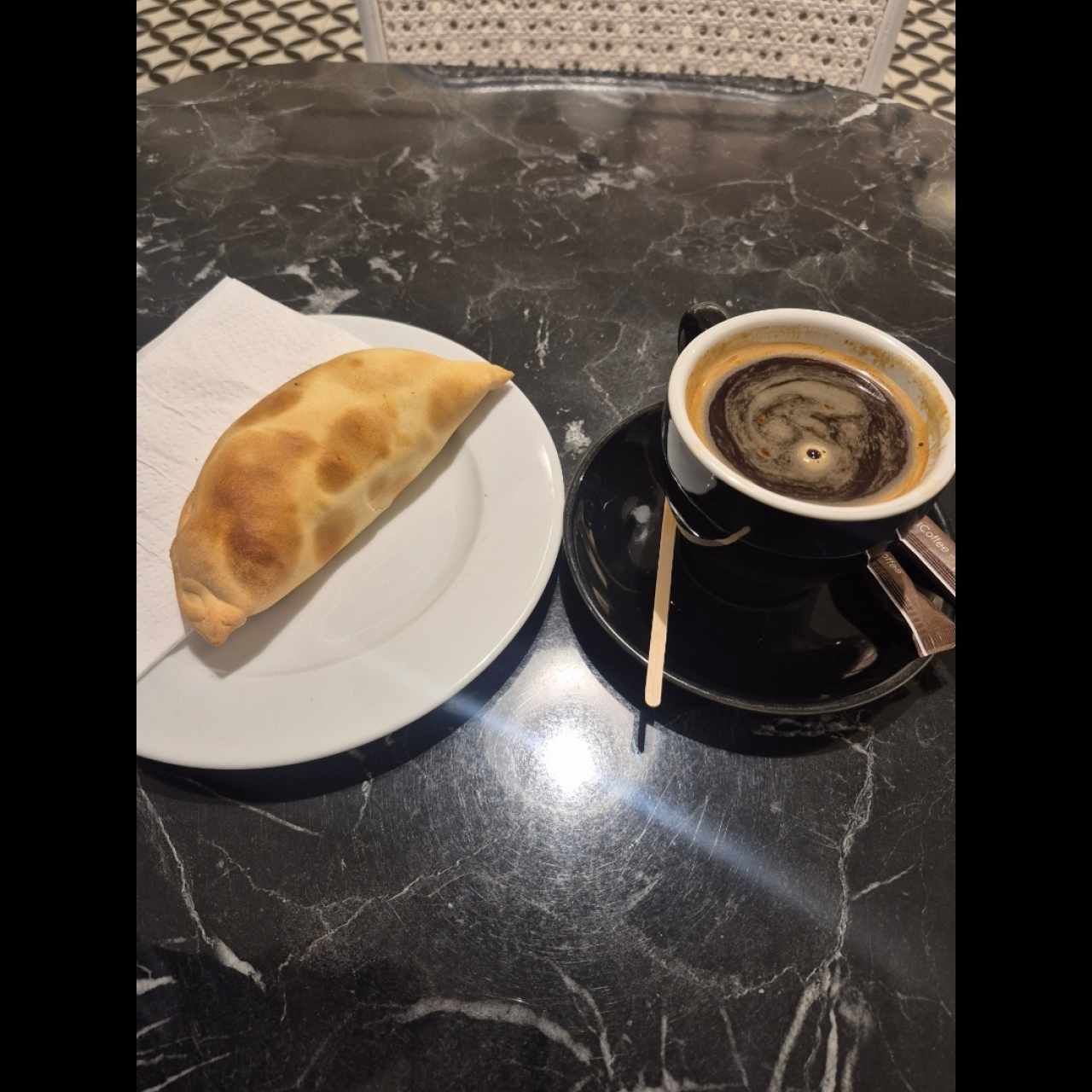 Breakfast - Chicken empanada con café americano 