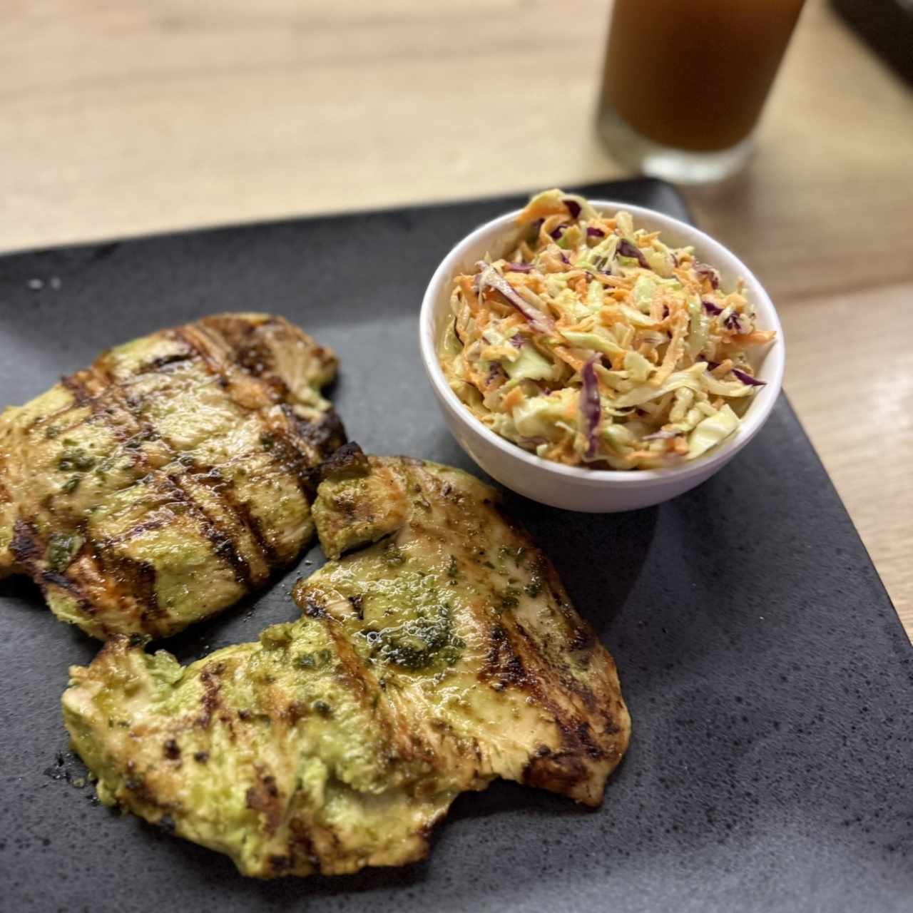pechuga de pollo y ensalada coleslaw