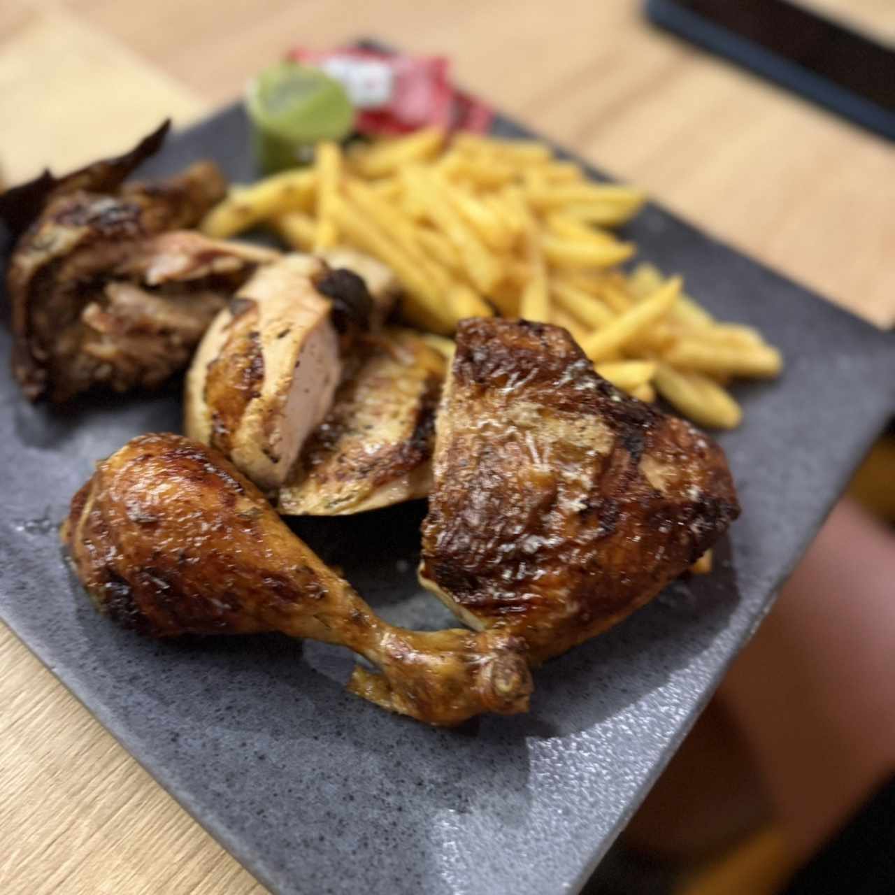 medio pollo con papas fritas