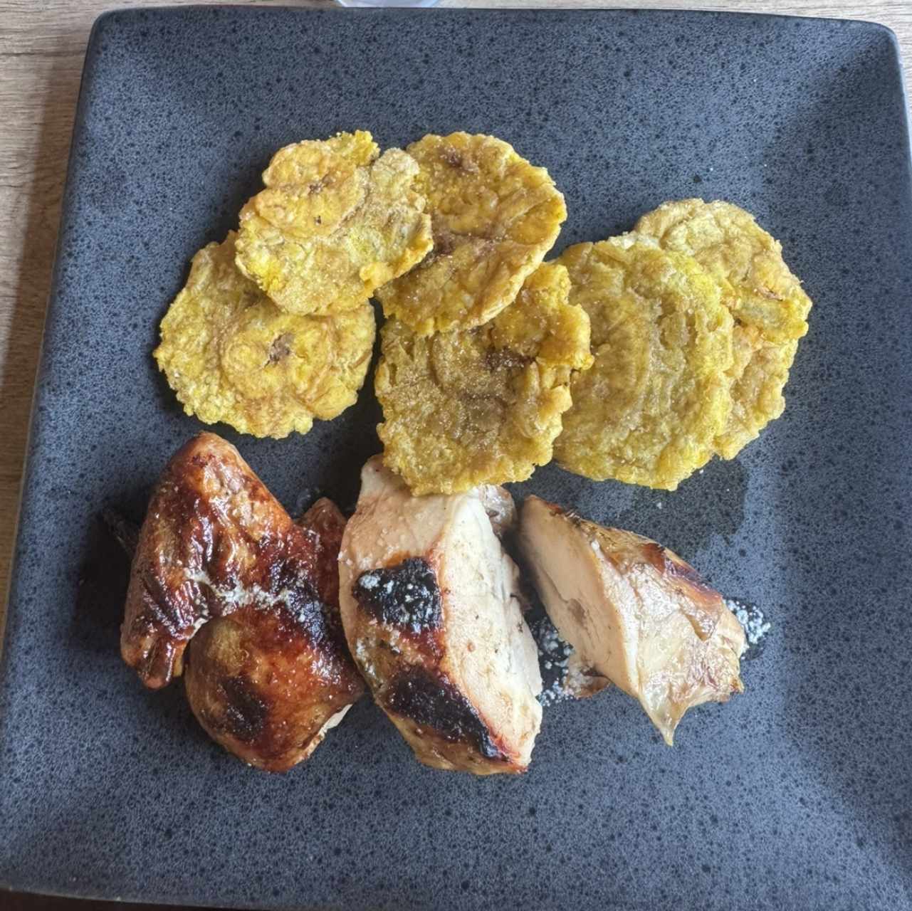 1/4 de pechuga con patacones (incluye salsas)