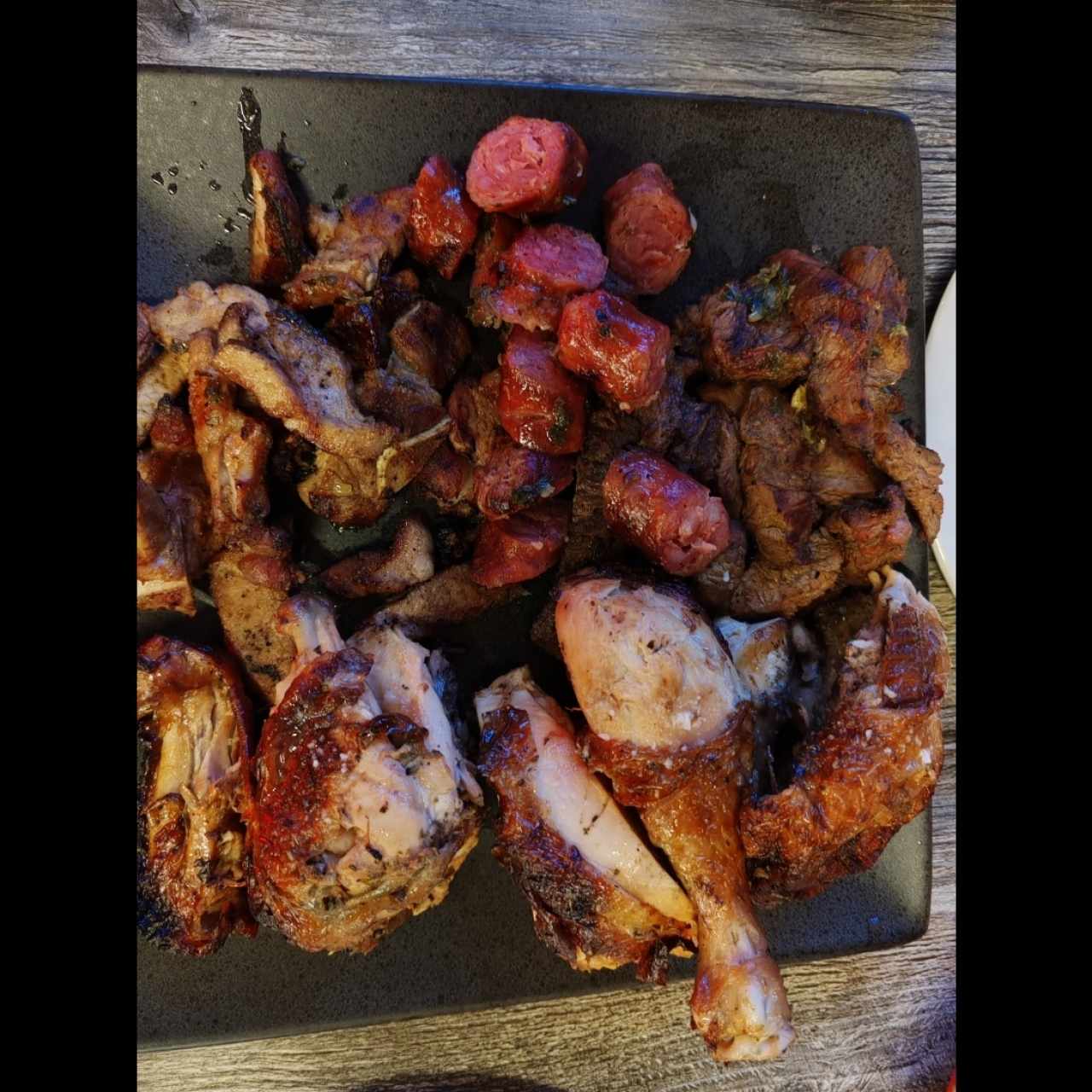 Picada: rib eye, chuletas, pollo y chorizos