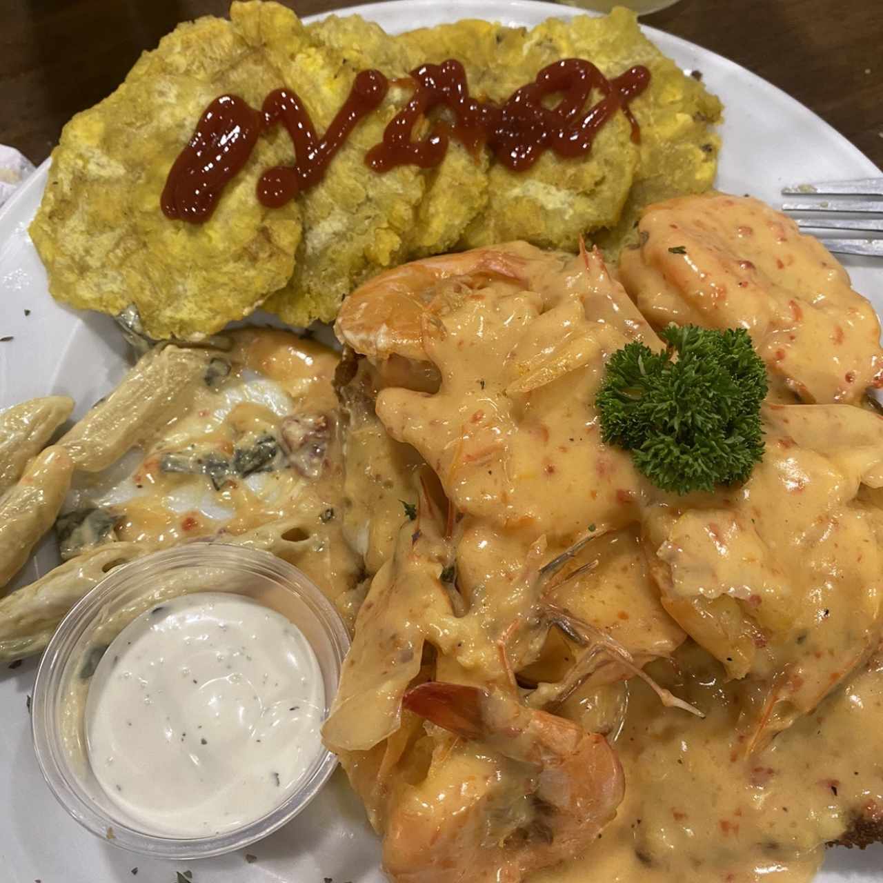 Filete de pescado con langostinos salsa blanca