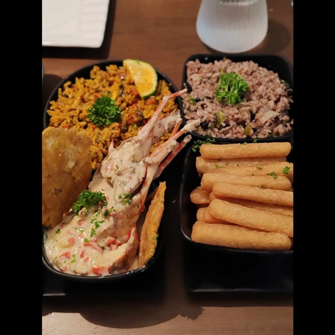 Langosta, arroz de marisco, arroz con gundú y yuca