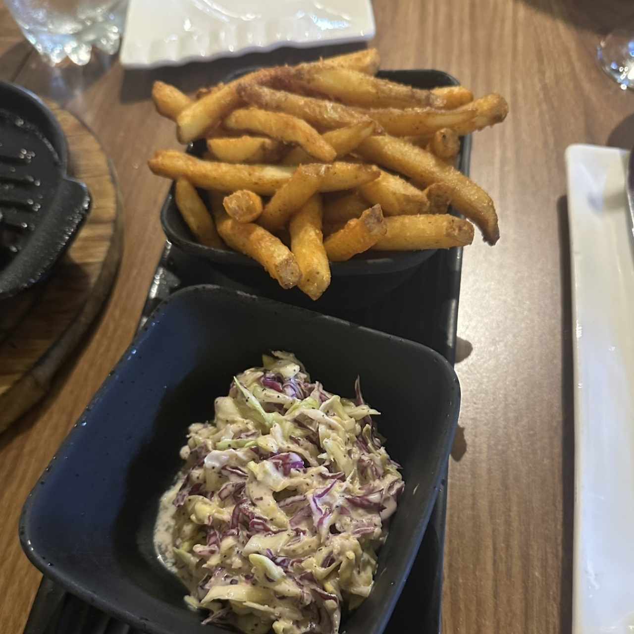 Papitas fritas y Coleslaw