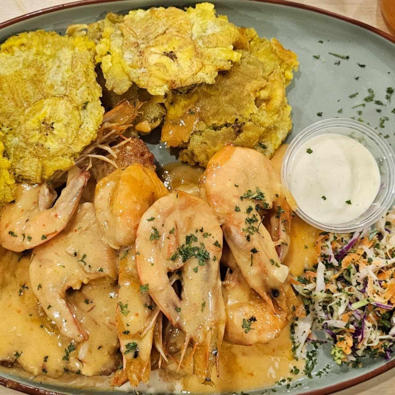 filete de corvina coronado con camarones