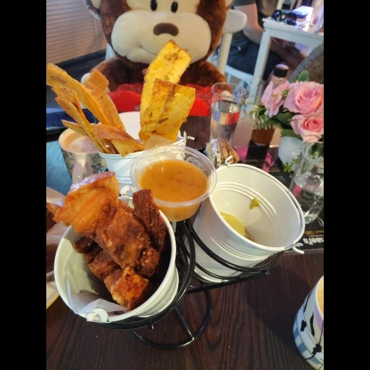 Chicharrón, plátanos con guacamole
