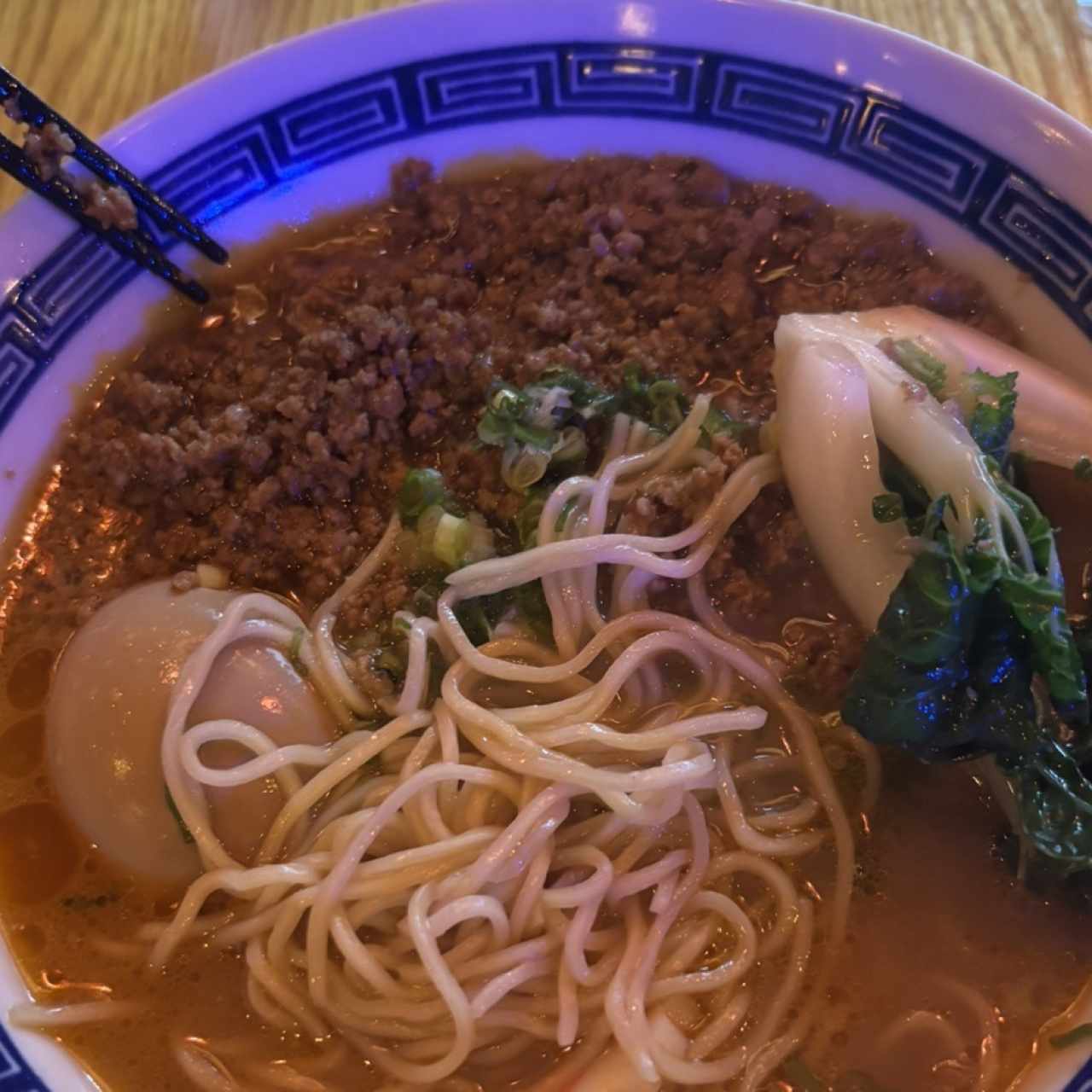 Ramen cremoso con mani