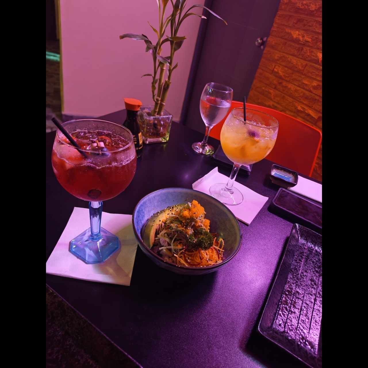 Cóctel Lady Rose y una ensalada Neptuno