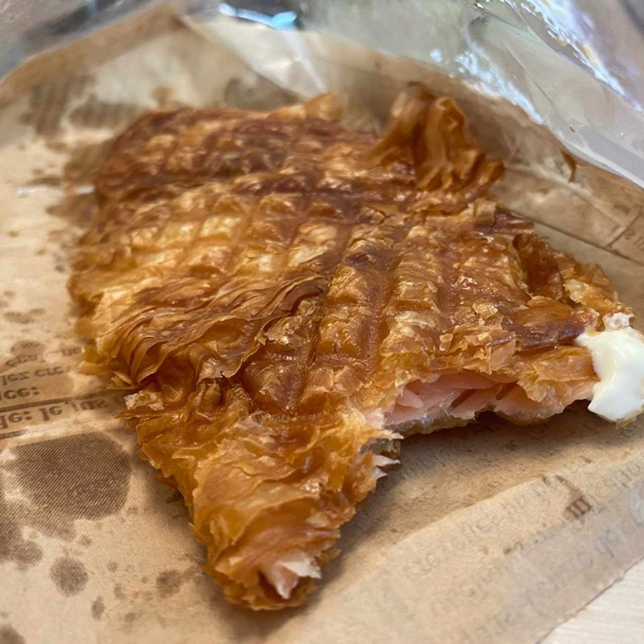 Croissant de salmón ahumado y queso crema 