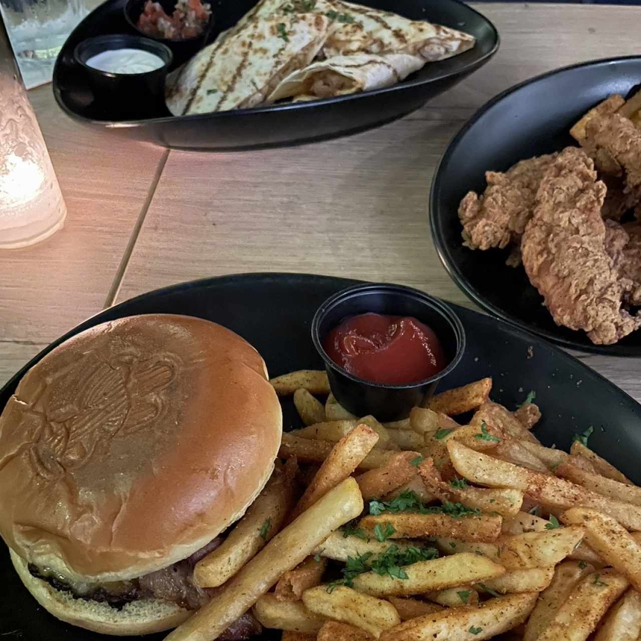 La Burguer & Chicken Fingers