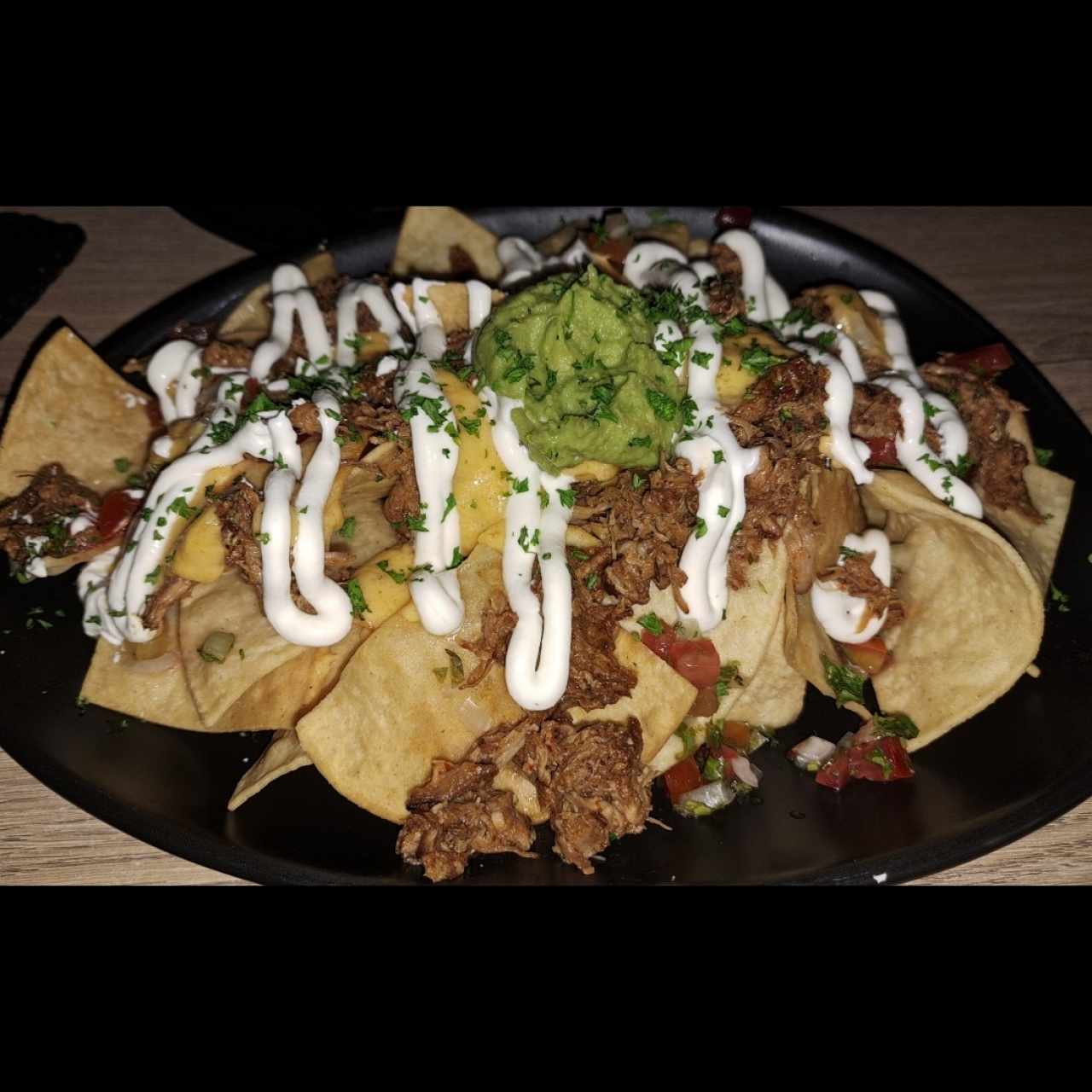 MAIN DISHES - NACHOS CON FLOW