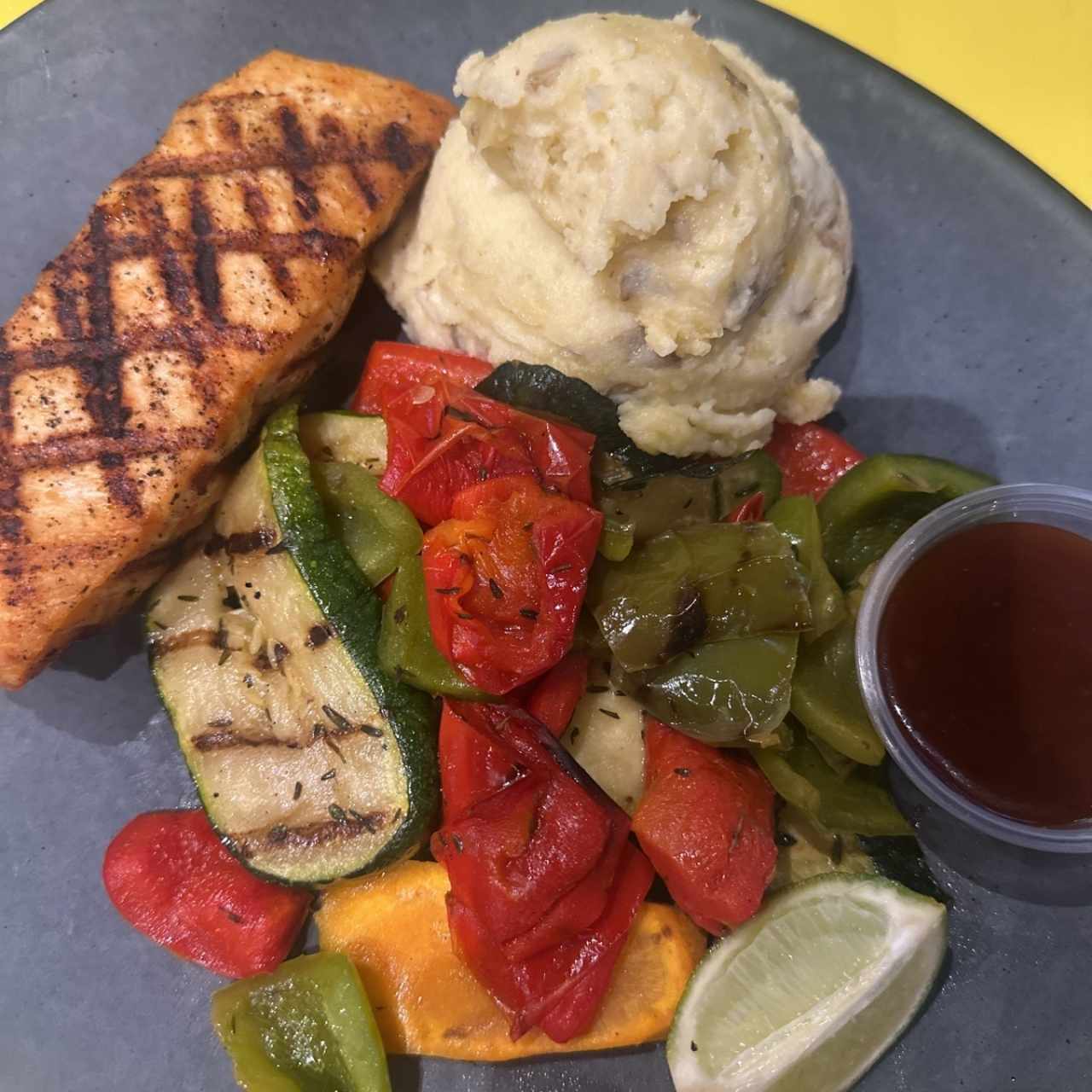 Pescado - Grilled Salmón