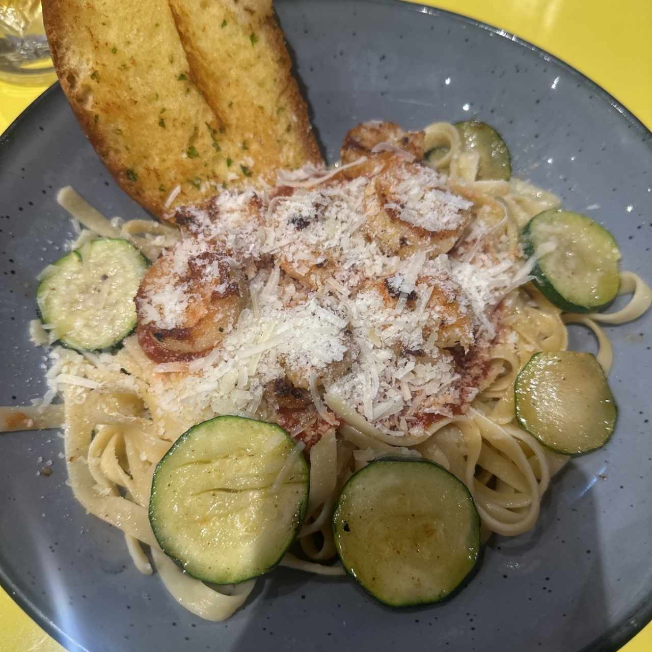 Fettuccine con Camarones Blackened
