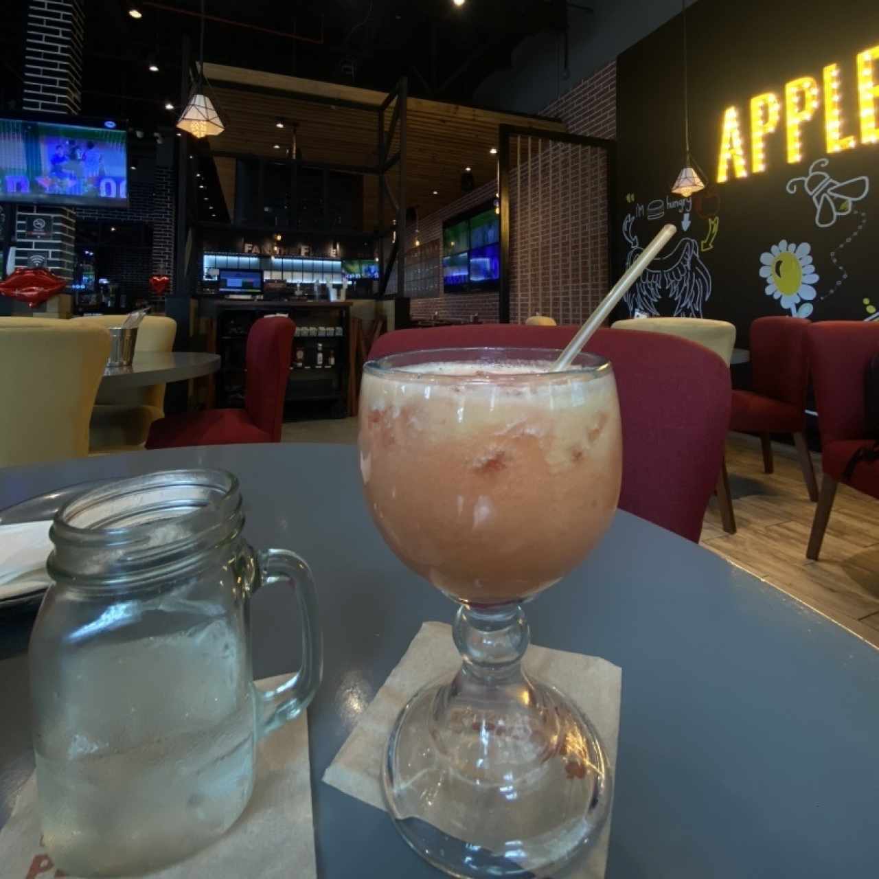 Jugo de mango fresa piña