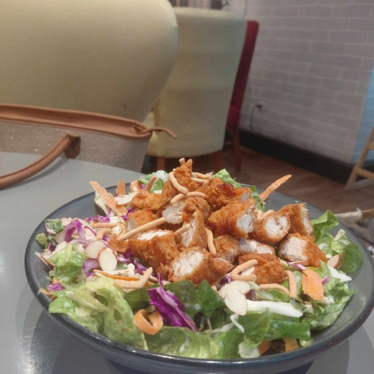 ensanlada y pollo crispy